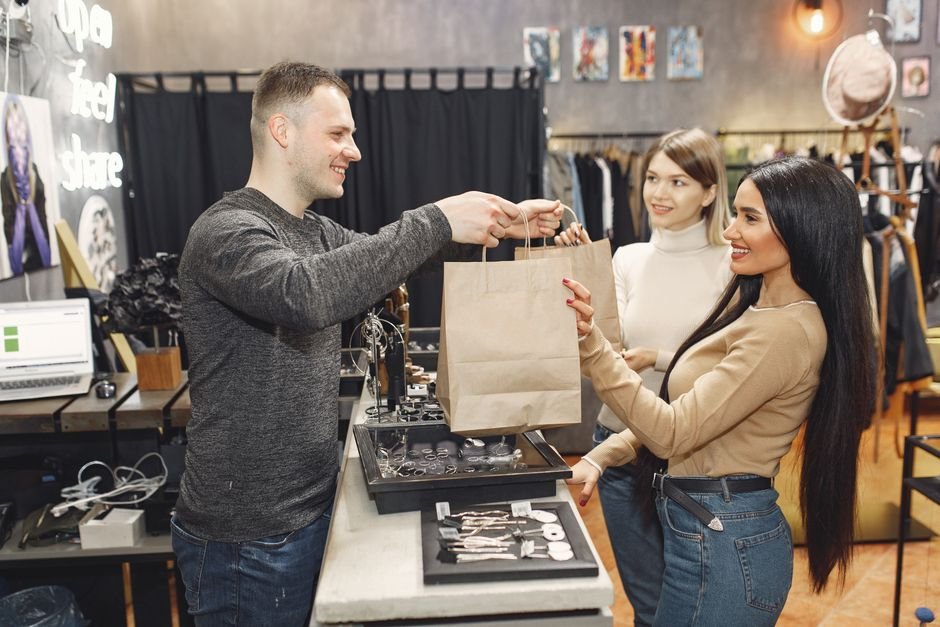 Fidelizar cliente de moda: por que quem já comprou é sua melhor coleção
