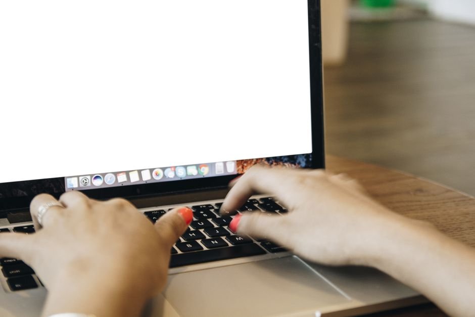 Caixa de entrada de e-mail aberta em tela de notebook