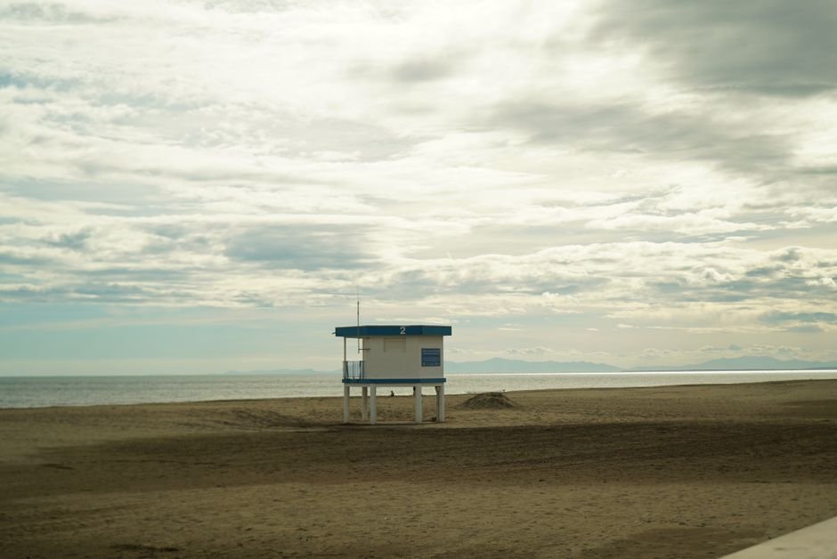 Paisagem de destino turístico com pousadas ao fundo em dia ensolarado