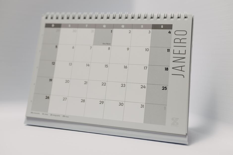 Calendário de planejamento sobre mesa de escritório