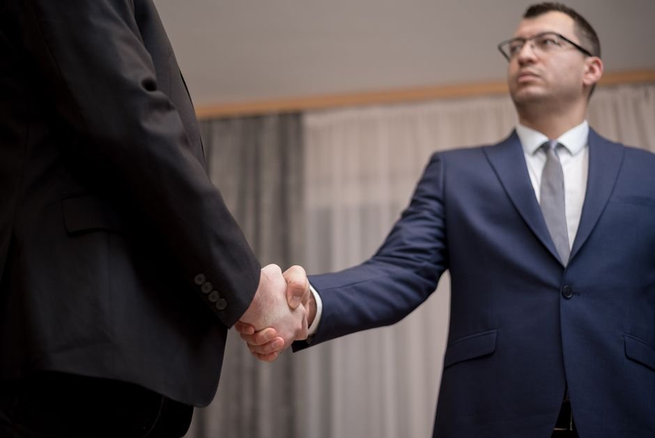 Reunião de negócios entre agência e representante de hotel