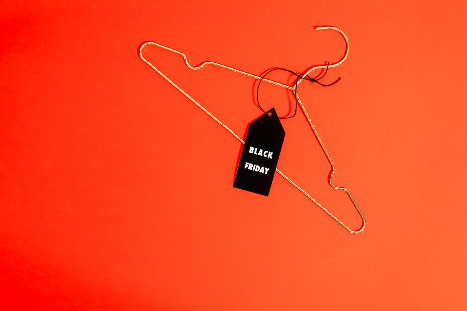 Vitrine de loja de roupas com faixa de promoção Black Friday