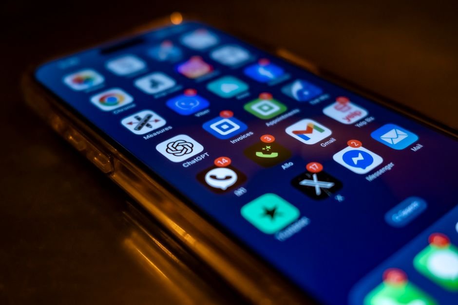 Ícones de e-mail e telefone representando canais de contato