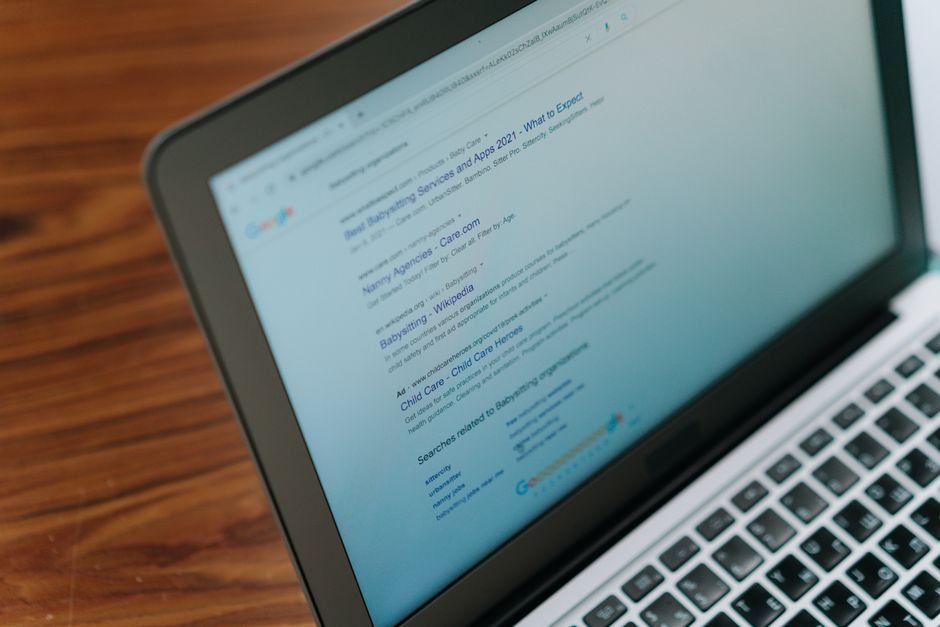 Tela de computador mostrando painel de reservas de vários canais