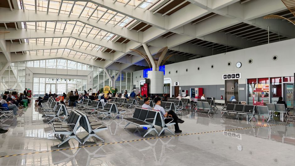 Passageiro no balcão de atendimento de agência de viagem