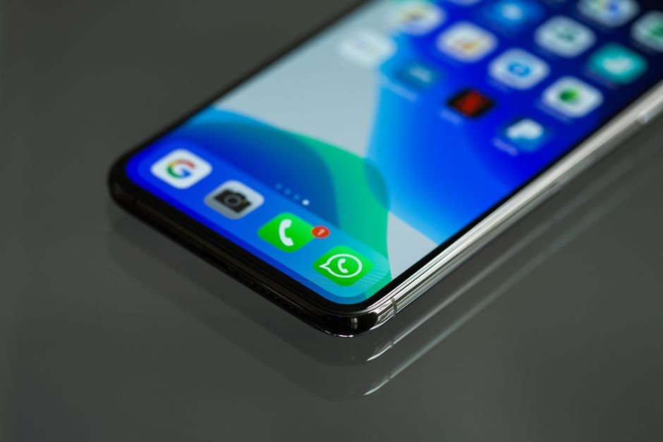Celular exibindo catálogo de produtos em aplicativo de mensagens