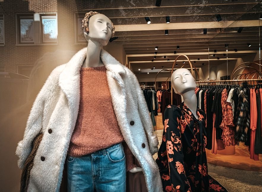 Vitrine de loja de moda com roupas de estação em exposição