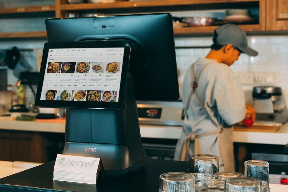 Tela de cozinha exibindo fila de pedidos em restaurante