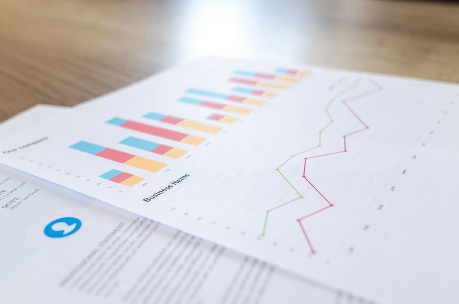 Gráfico de crescimento financeiro em tela de computador