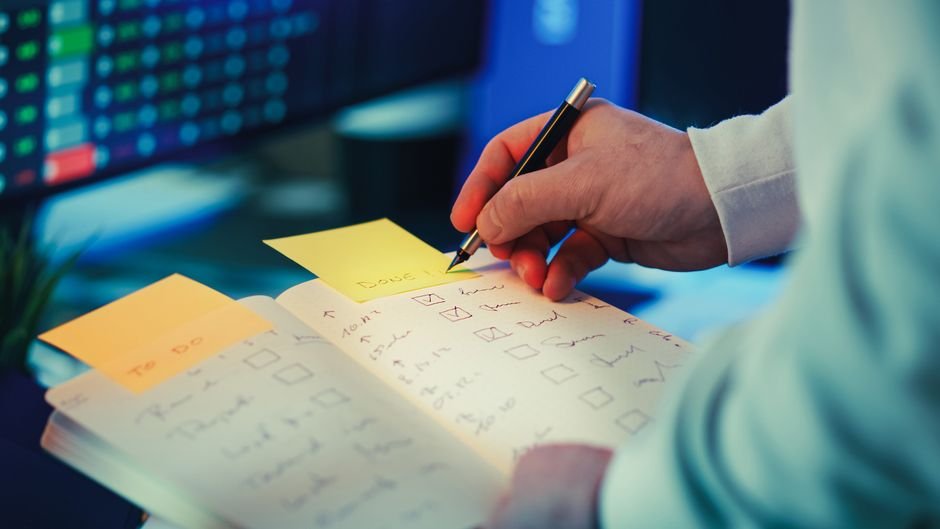 Lista de tarefas com itens marcados por prioridade
