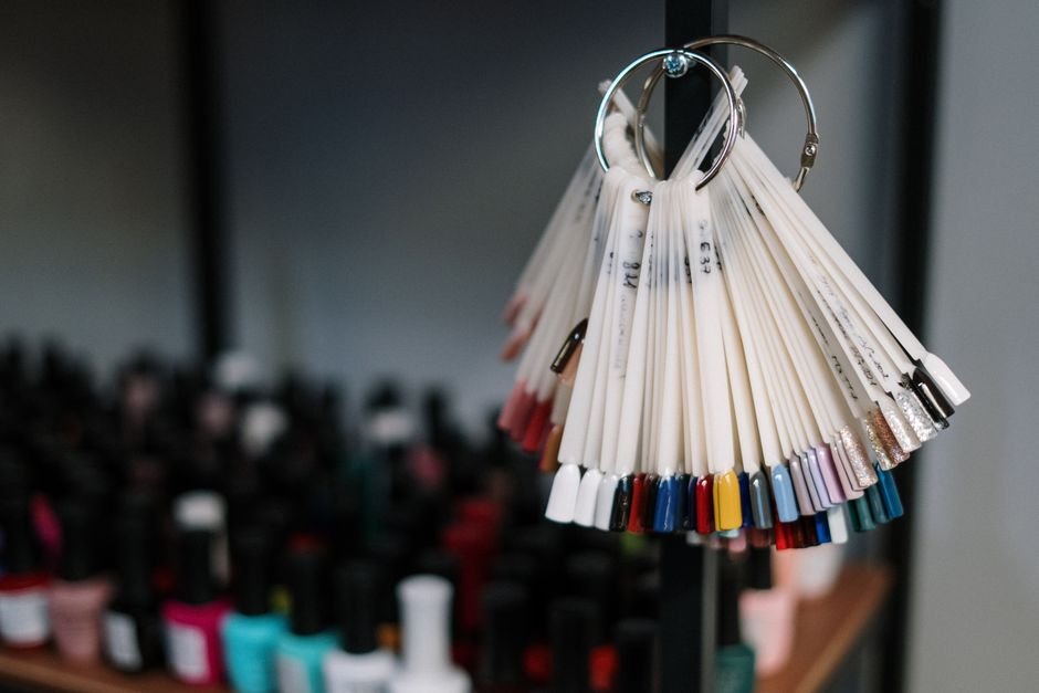Prateleira organizada de produtos de salão com rótulos visíveis