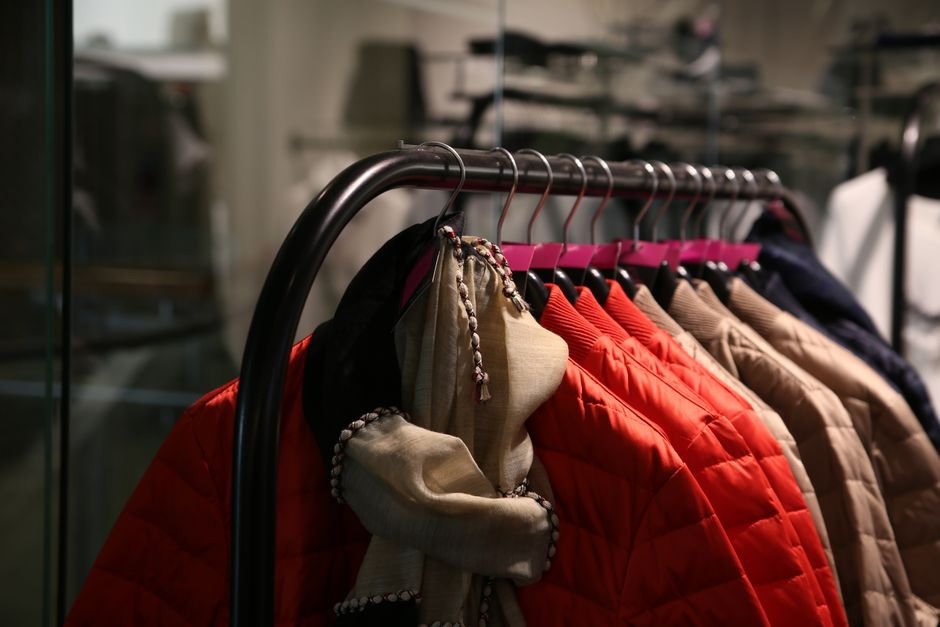 Araras de roupas variadas em boutique de moda