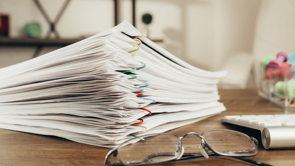 Documentos e papéis organizados sobre mesa de escritório