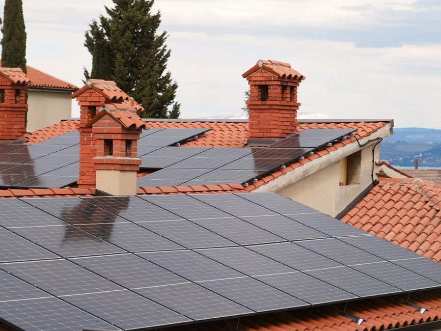 Painéis solares instalados no telhado de pousada