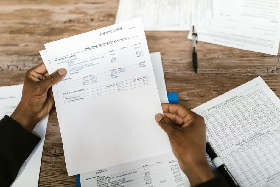 Documentos contábeis organizados sobre mesa de escritório