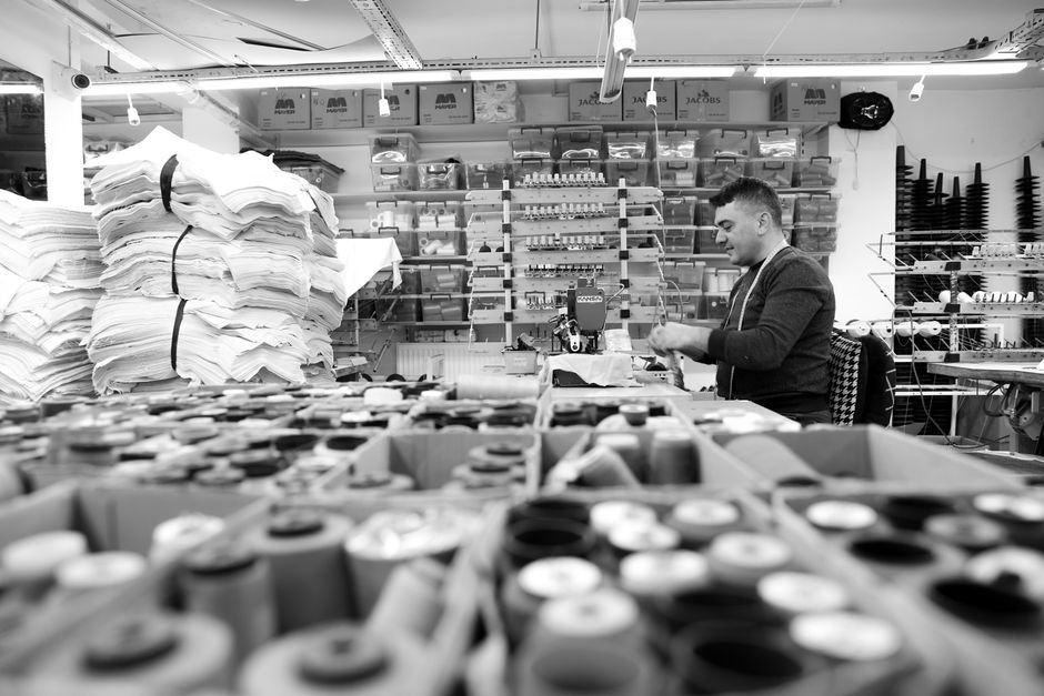Estoque de roupas em depósito de fornecedor de moda