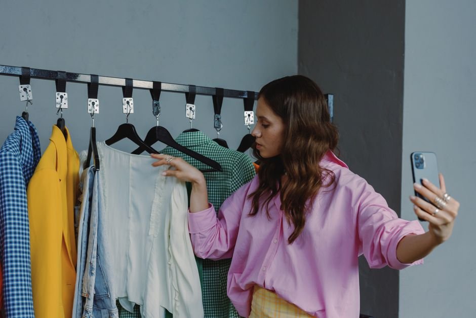 Fotografia profissional de roupas em fundo neutro