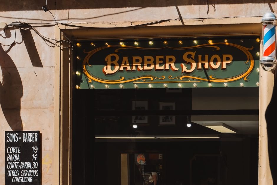 Fachada de salão de beleza com identidade visual de marca definida