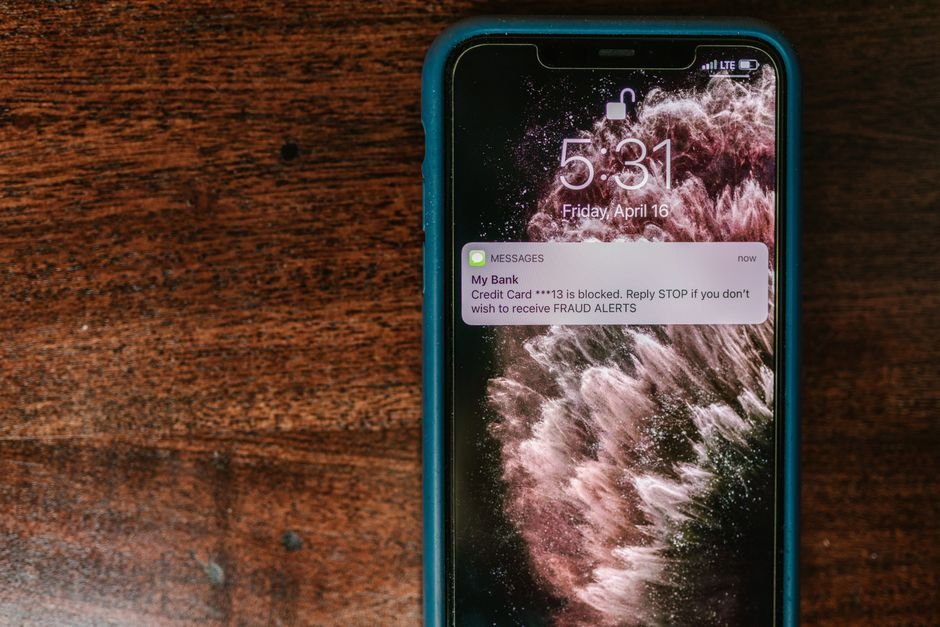 Notificação de mensagem aparecendo em tela de celular