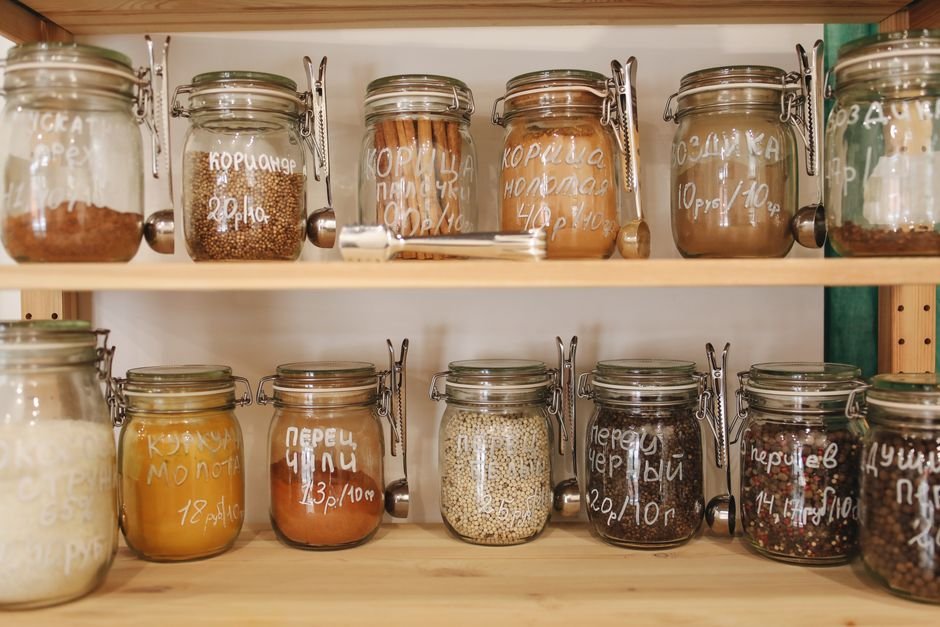 Cozinha de restaurante com ingredientes organizados em prateleiras