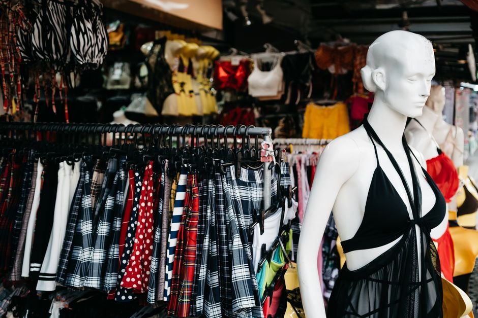 Peças de roupa penduradas sem venda em estoque de loja