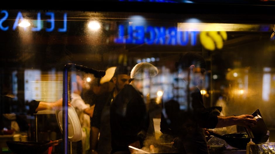 Cozinha de restaurante movimentada durante horário de pico