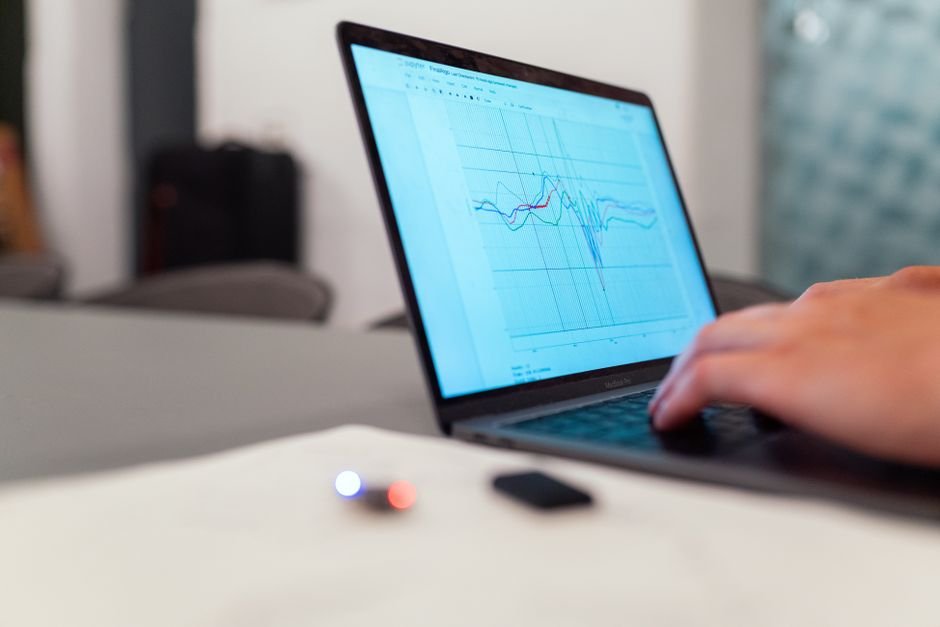 Tela de computador exibindo log de auditoria de sistema