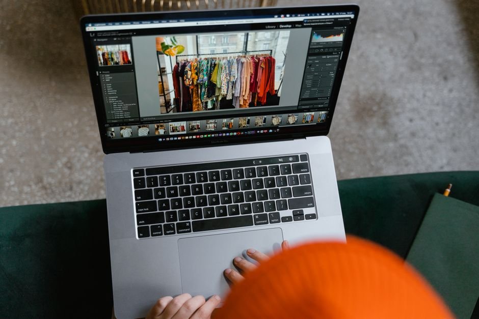 Cliente fazendo compra online enquanto olha vitrine física de loja
