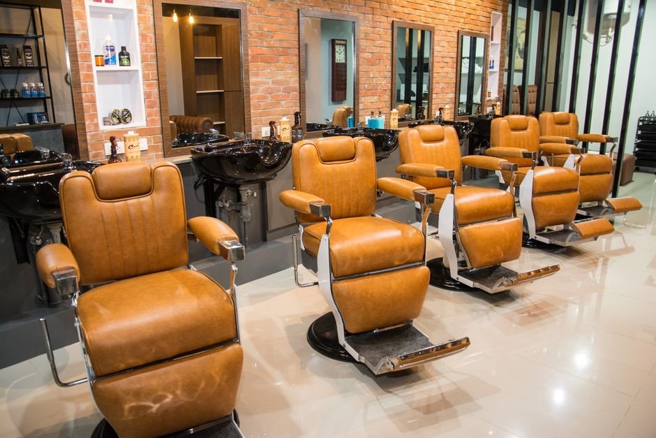 Barbearia com cadeira sendo utilizada por diferentes profissionais em turnos