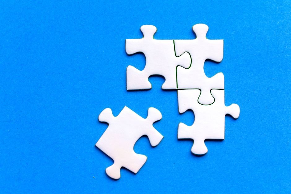 Peças de quebra-cabeça conectadas representando integração de sistemas