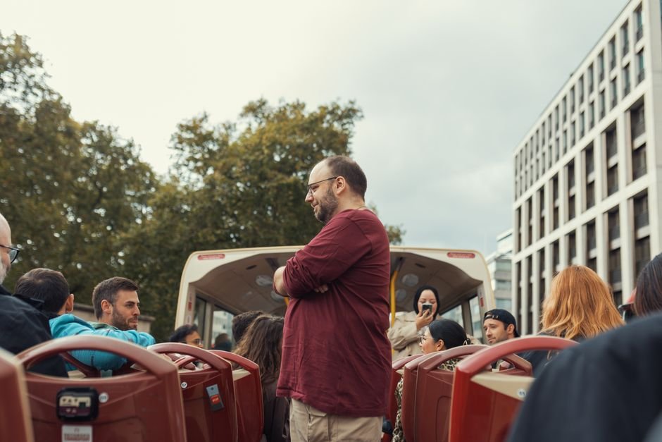 Interior de ônibus de turismo com fileiras de assentos vazios