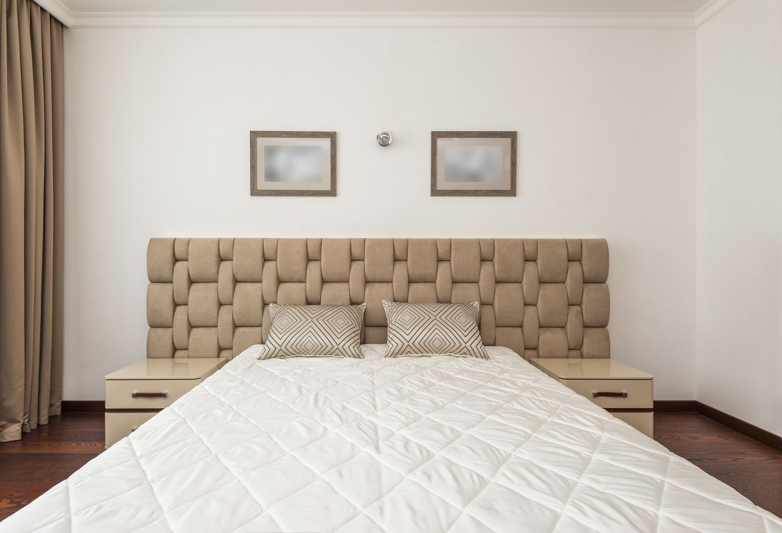 Quarto de hotel vazio com camas arrumadas, vista simétrica