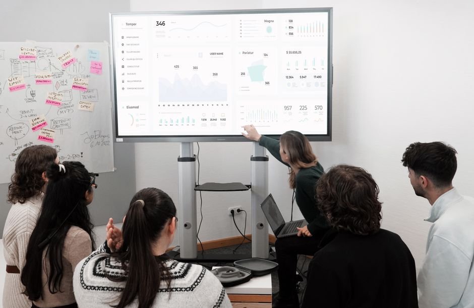 Painel administrativo mostrando múltiplas empresas clientes