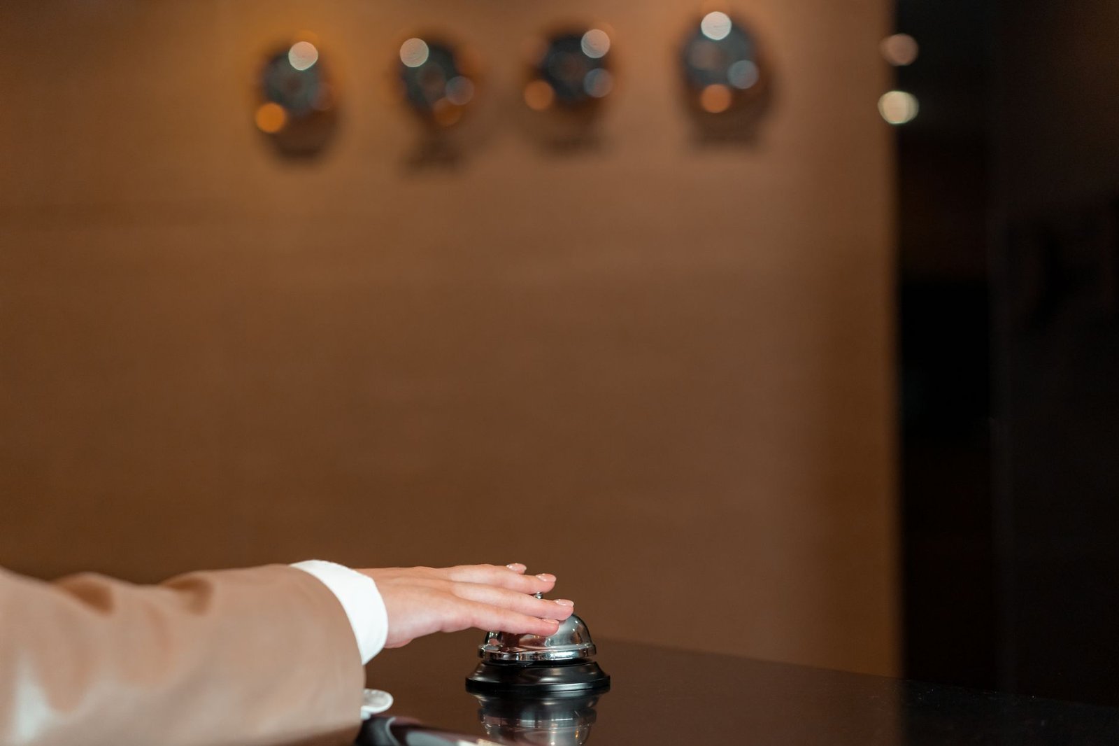 Recepcionista de hotel atendendo hóspede no balcão de check-in