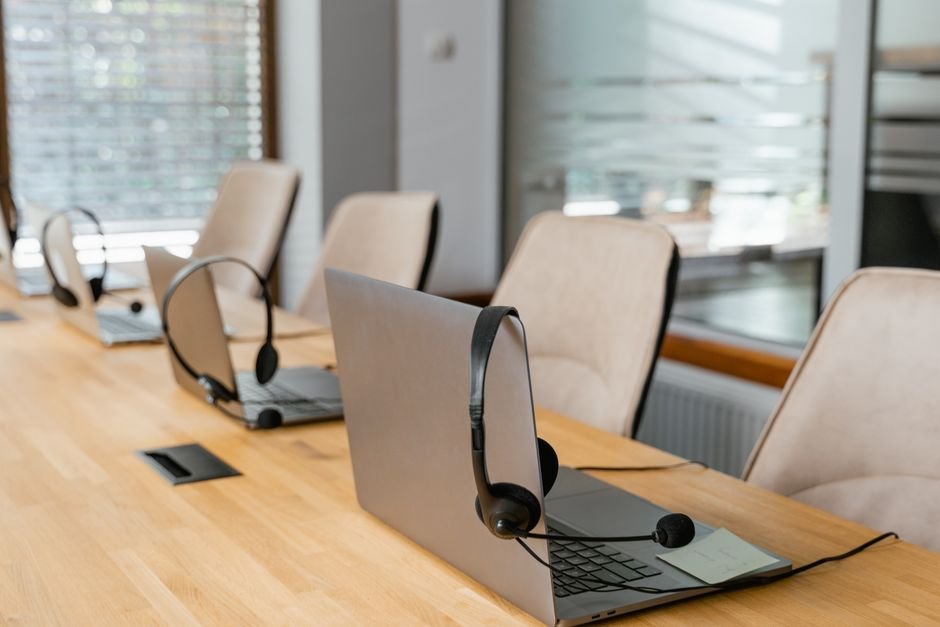 Atendente de central de atendimento com headset trabalhando