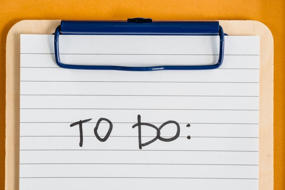 Prancheta com checklist sendo revisada em mesa de escritório