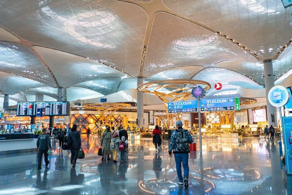 Multidão de viajantes com malas em terminal de aeroporto