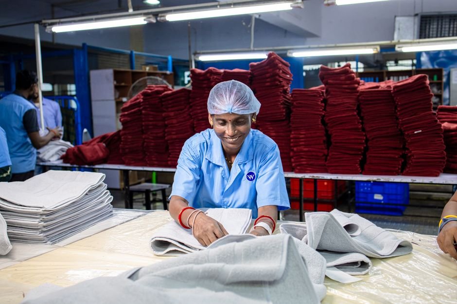 Trabalhador de fábrica e vendedor de loja lado a lado