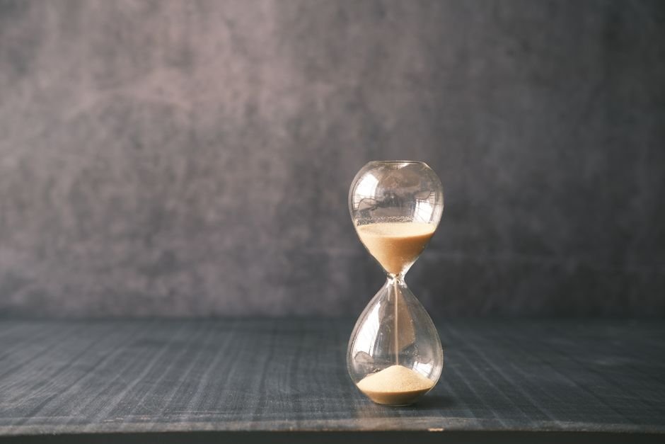 Cronômetro sobre mesa de escritório simbolizando tempo de resposta