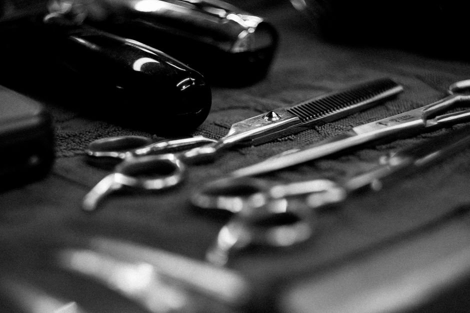 Grupo de profissionais de salão participando de treinamento técnico