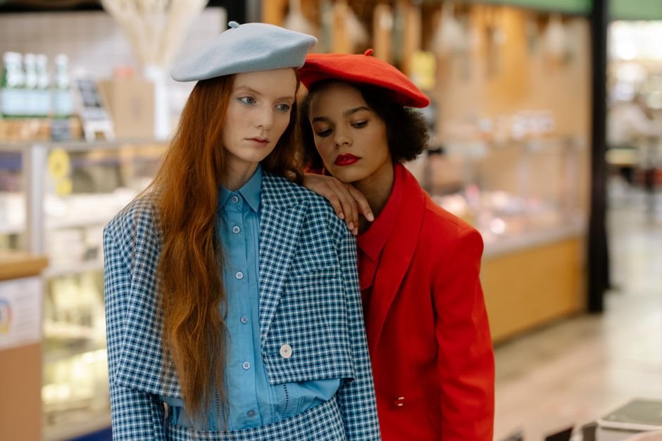 Combinação de roupa e acessórios em vitrine de loja de moda