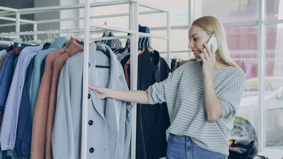 Mulher fazendo compra pelo celular usando aplicativo de mensagens