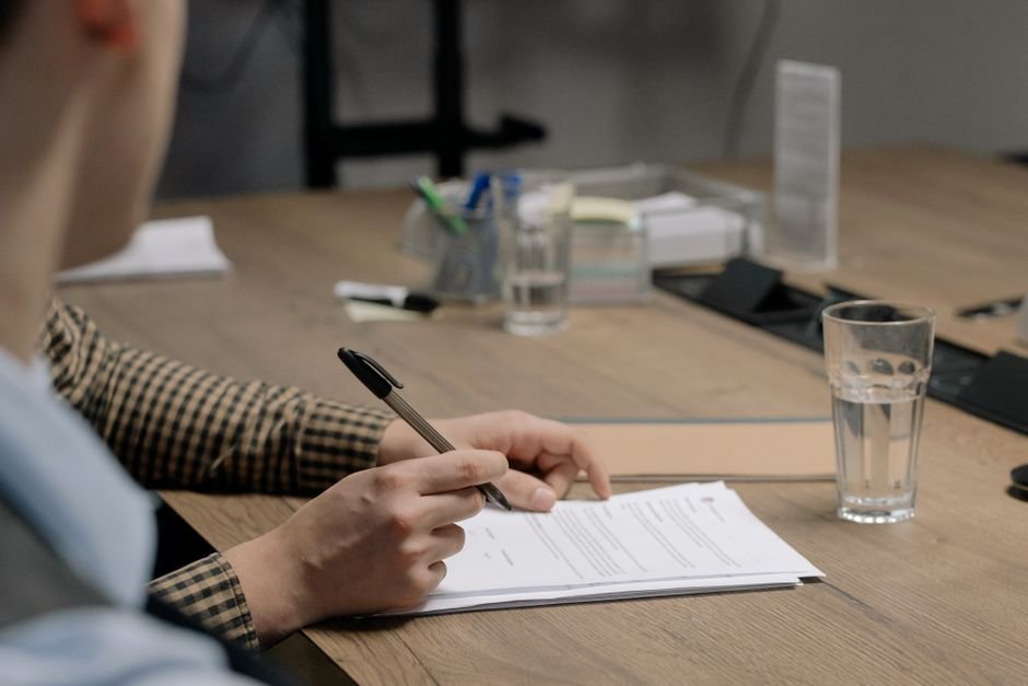 Documento sendo assinado simbolizando formalização de contrato