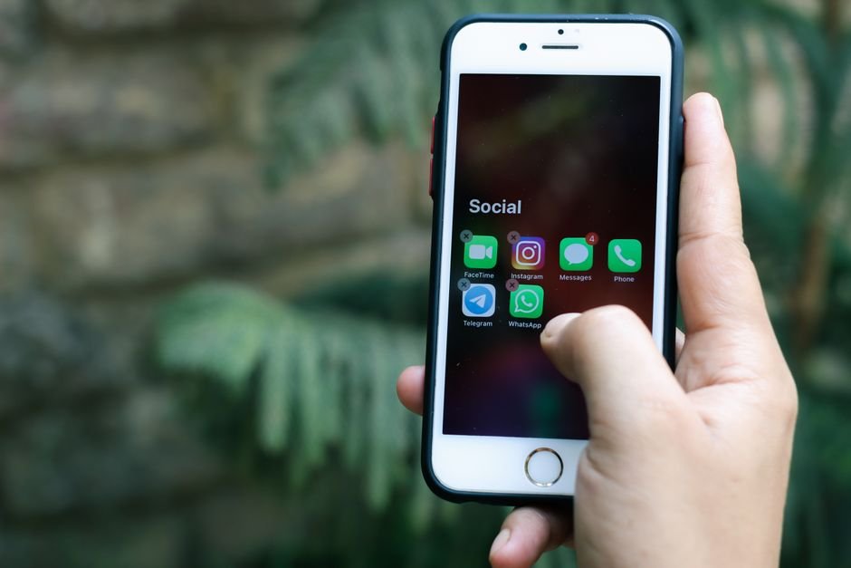 Celular exibindo conversa de pedido de comida pelo WhatsApp