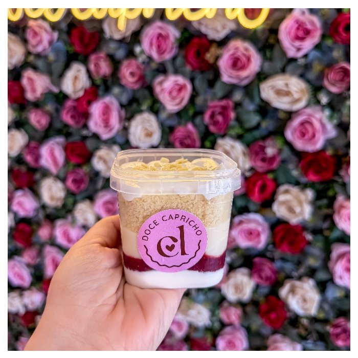 Bolo no Pote de Ninho com Geléia de Morango